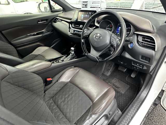 トヨタ Ｃ－ＨＲ G 愛知県 2017(平29)年 7.3万km ホワイトパールクリスタルシャイン SDナビフルセグテレビ/バックカメラ/アイドリングストップ/ウィンカーミラー/レーダークルーズコントロール/ドアバイザー/プッシュスタート/ビルトインETC/RCTA/BSM/ステアリングスイッチ/車両接近警報オフ切り替えスイッチ/ドアロック電動格納ミラー/シートヒーター/オートマチックハイビーム/スマートキー2本/保証書/取扱説明書