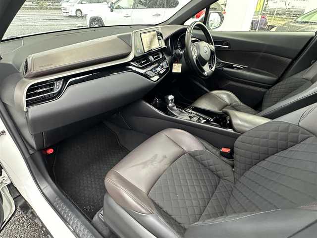 トヨタ Ｃ－ＨＲ G 愛知県 2017(平29)年 7.3万km ホワイトパールクリスタルシャイン SDナビフルセグテレビ/バックカメラ/アイドリングストップ/ウィンカーミラー/レーダークルーズコントロール/ドアバイザー/プッシュスタート/ビルトインETC/RCTA/BSM/ステアリングスイッチ/車両接近警報オフ切り替えスイッチ/ドアロック電動格納ミラー/シートヒーター/オートマチックハイビーム/スマートキー2本/保証書/取扱説明書