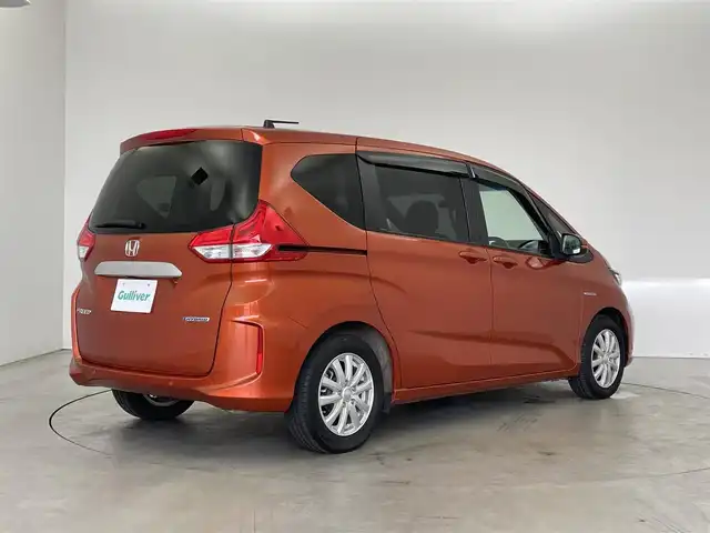 ホンダ フリード ハイブリット G ホンダセンシング 埼玉県 2020(令2)年 2.7万km プレミアムクリスタルオレンジM センシング/・衝突軽減ブレーキ（CMBS）/・誤発進抑制機能/・後方誤発進抑制機能/・歩行者事故提言ステアリング/・路外逸脱抑制機能/・先行車発進お知らせ機能/・標識認識機能/・アクティブクルーズコントロール/・車線維持支援システム/純正ナビ（VXM-204VFI)/バックカメラ/プッシュスタート/純正フロアマット/両側パワースライドドア/純正ETC2.0/シートヒーター（運転席＆助手席）/フロントデアイサー/LEDヘッドライト