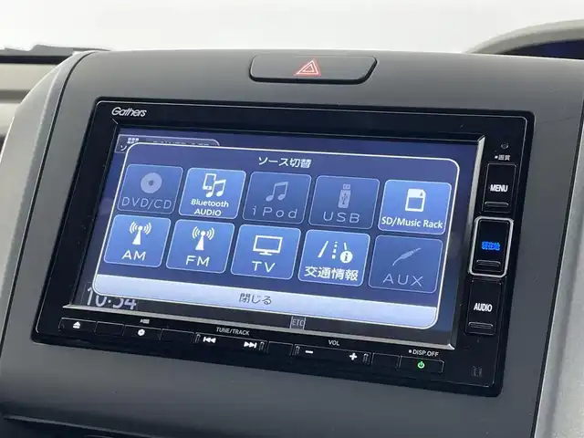 ホンダ フリード ハイブリット G ホンダセンシング 埼玉県 2020(令2)年 2.7万km プレミアムクリスタルオレンジM センシング/・衝突軽減ブレーキ（CMBS）/・誤発進抑制機能/・後方誤発進抑制機能/・歩行者事故提言ステアリング/・路外逸脱抑制機能/・先行車発進お知らせ機能/・標識認識機能/・アクティブクルーズコントロール/・車線維持支援システム/純正ナビ（VXM-204VFI)/バックカメラ/プッシュスタート/純正フロアマット/両側パワースライドドア/純正ETC2.0/シートヒーター（運転席＆助手席）/フロントデアイサー/LEDヘッドライト