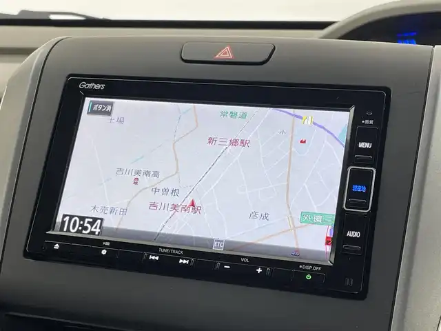 ホンダ フリード ハイブリット G ホンダセンシング 埼玉県 2020(令2)年 2.7万km プレミアムクリスタルオレンジM センシング/・衝突軽減ブレーキ（CMBS）/・誤発進抑制機能/・後方誤発進抑制機能/・歩行者事故提言ステアリング/・路外逸脱抑制機能/・先行車発進お知らせ機能/・標識認識機能/・アクティブクルーズコントロール/・車線維持支援システム/純正ナビ（VXM-204VFI)/バックカメラ/プッシュスタート/純正フロアマット/両側パワースライドドア/純正ETC2.0/シートヒーター（運転席＆助手席）/フロントデアイサー/LEDヘッドライト