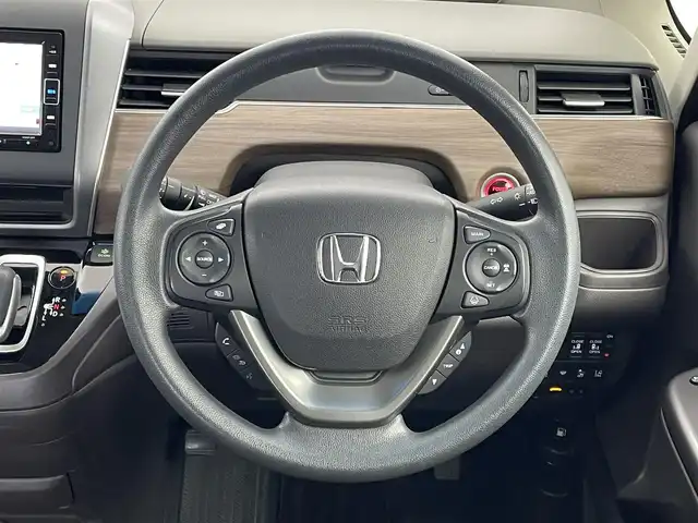 ホンダ フリード ハイブリット G ホンダセンシング 埼玉県 2020(令2)年 2.7万km プレミアムクリスタルオレンジM センシング/・衝突軽減ブレーキ（CMBS）/・誤発進抑制機能/・後方誤発進抑制機能/・歩行者事故提言ステアリング/・路外逸脱抑制機能/・先行車発進お知らせ機能/・標識認識機能/・アクティブクルーズコントロール/・車線維持支援システム/純正ナビ（VXM-204VFI)/バックカメラ/プッシュスタート/純正フロアマット/両側パワースライドドア/純正ETC2.0/シートヒーター（運転席＆助手席）/フロントデアイサー/LEDヘッドライト