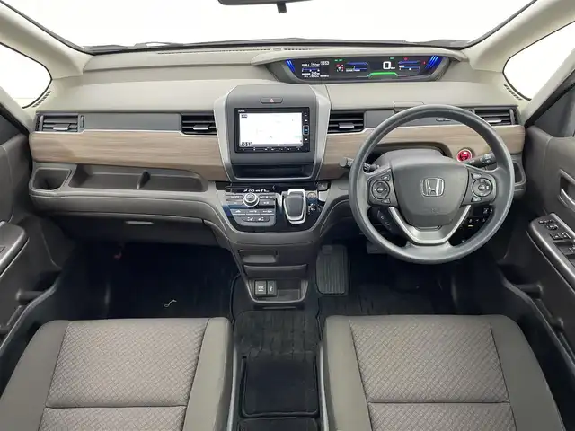 ホンダ フリード ハイブリット G ホンダセンシング 埼玉県 2020(令2)年 2.7万km プレミアムクリスタルオレンジM センシング/・衝突軽減ブレーキ（CMBS）/・誤発進抑制機能/・後方誤発進抑制機能/・歩行者事故提言ステアリング/・路外逸脱抑制機能/・先行車発進お知らせ機能/・標識認識機能/・アクティブクルーズコントロール/・車線維持支援システム/純正ナビ（VXM-204VFI)/バックカメラ/プッシュスタート/純正フロアマット/両側パワースライドドア/純正ETC2.0/シートヒーター（運転席＆助手席）/フロントデアイサー/LEDヘッドライト