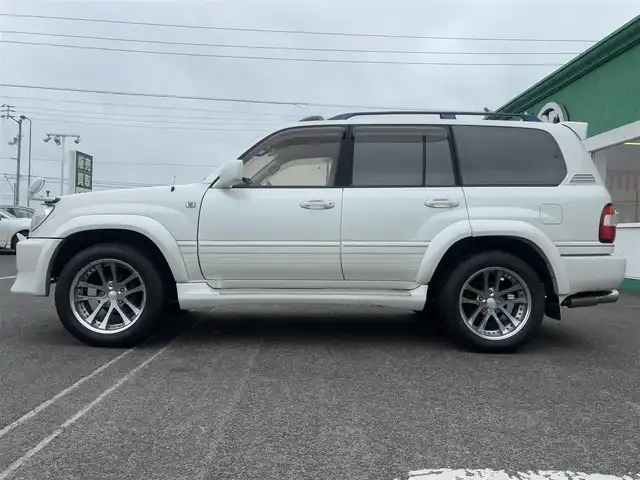 トヨタ ランドクルーザー VX－LTD Gセレクション 徳島県 2003(平15)年 19.1万km ホワイトパールクリスタルシャイン メーカー純正ナビゲーション/（ラジオ/CD/MD/CDチェンジャー）/サンルーフ　/フロントスポイラー/サイドエアロカバー/２０インチ社外アルミホイール/ＨＩＤヘッドライト　/フォグランプ　/ヘッドライトウォッシャー/車高調整エアサスペンション/リヤフォグランプ/クルーズコントロール/社外フロント＆リヤモニター/ＥＴＣ　/ウッドコンビハンドル　/レザーシート　/両席パワーシート　/オールオートパワーウインドウ/電動格納ミラー/リヤワイパー/ワイヤレスキー/純正フロアマット　/サイドバイザー