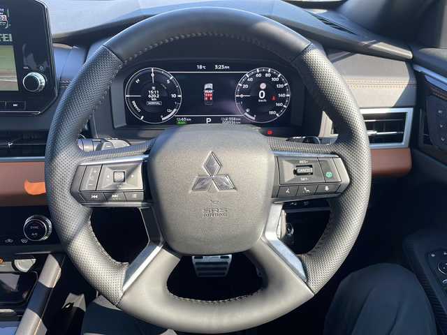 三菱 アウトランダー ＰＨＥＶ P 三重県 2022(令4)年 0.9万km ブラックダイヤモンド 純正ナビ　/ステアリングヒーター　/ＥＴＣ　/前後ドラレコ　/禁煙車　/ブラインドスポットモニター　/レザーシート/電動リアゲート　/全方位カメラ　/パワーシート　/衝突軽減ブレーキ　/ＬＥＤヘッドライト　/レーダークルーズコントロール/ワンオーナー/リアサンシェード/全席シートヒーター