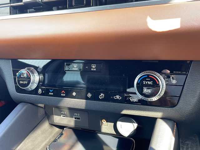 三菱 アウトランダー ＰＨＥＶ P 三重県 2022(令4)年 0.9万km ブラックダイヤモンド 純正ナビ　/ステアリングヒーター　/ＥＴＣ　/前後ドラレコ　/禁煙車　/ブラインドスポットモニター　/レザーシート/電動リアゲート　/全方位カメラ　/パワーシート　/衝突軽減ブレーキ　/ＬＥＤヘッドライト　/レーダークルーズコントロール/ワンオーナー/リアサンシェード/全席シートヒーター