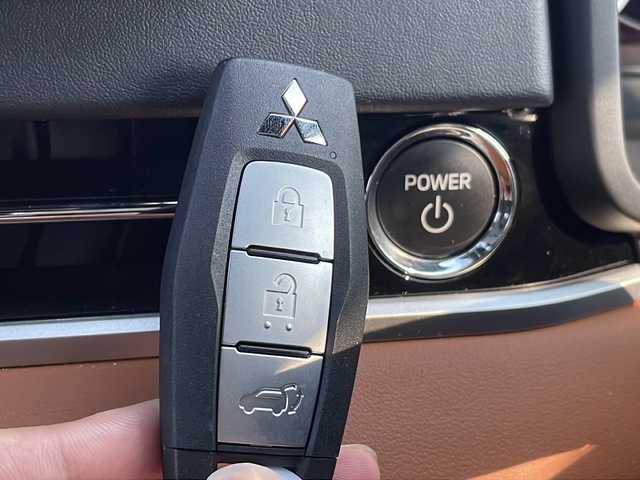 三菱 アウトランダー ＰＨＥＶ P 三重県 2022(令4)年 0.9万km ブラックダイヤモンド 純正ナビ　/ステアリングヒーター　/ＥＴＣ　/前後ドラレコ　/禁煙車　/ブラインドスポットモニター　/レザーシート/電動リアゲート　/全方位カメラ　/パワーシート　/衝突軽減ブレーキ　/ＬＥＤヘッドライト　/レーダークルーズコントロール/ワンオーナー/リアサンシェード/全席シートヒーター