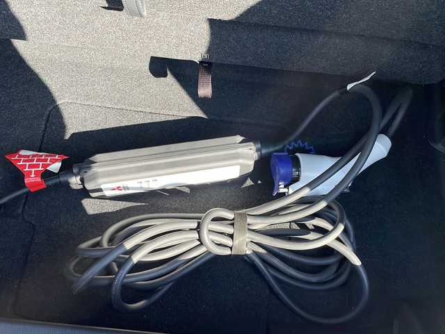 三菱 アウトランダー ＰＨＥＶ P 三重県 2022(令4)年 0.9万km ブラックダイヤモンド 純正ナビ　/ステアリングヒーター　/ＥＴＣ　/前後ドラレコ　/禁煙車　/ブラインドスポットモニター　/レザーシート/電動リアゲート　/全方位カメラ　/パワーシート　/衝突軽減ブレーキ　/ＬＥＤヘッドライト　/レーダークルーズコントロール/ワンオーナー/リアサンシェード/全席シートヒーター