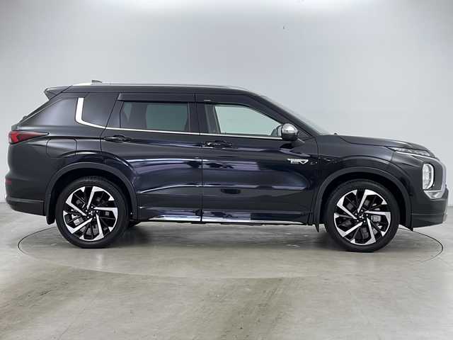 三菱 アウトランダー ＰＨＥＶ P 道央・札幌 2022(令4)年 0.9万km ブラックダイヤモンド 純正ナビ　/ステアリングヒーター　/ＥＴＣ　/前後ドラレコ　/禁煙車　/ブラインドスポットモニター　/レザーシート/電動リアゲート　/全方位カメラ　/パワーシート　/衝突軽減ブレーキ　/ＬＥＤヘッドライト　/レーダークルーズコントロール/ワンオーナー/リアサンシェード/全席シートヒーター