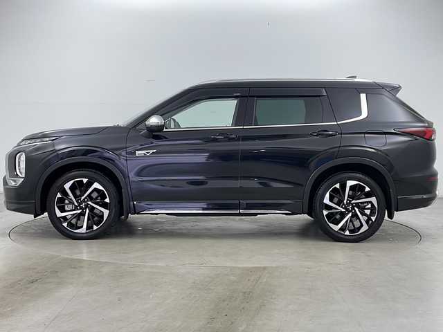 三菱 アウトランダー ＰＨＥＶ P 道央・札幌 2022(令4)年 0.9万km ブラックダイヤモンド 純正ナビ　/ステアリングヒーター　/ＥＴＣ　/前後ドラレコ　/禁煙車　/ブラインドスポットモニター　/レザーシート/電動リアゲート　/全方位カメラ　/パワーシート　/衝突軽減ブレーキ　/ＬＥＤヘッドライト　/レーダークルーズコントロール/ワンオーナー/リアサンシェード/全席シートヒーター
