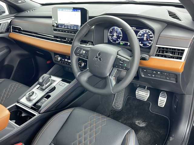 三菱 アウトランダー ＰＨＥＶ P 道央・札幌 2022(令4)年 0.9万km ブラックダイヤモンド 純正ナビ　/ステアリングヒーター　/ＥＴＣ　/前後ドラレコ　/禁煙車　/ブラインドスポットモニター　/レザーシート/電動リアゲート　/全方位カメラ　/パワーシート　/衝突軽減ブレーキ　/ＬＥＤヘッドライト　/レーダークルーズコントロール/ワンオーナー/リアサンシェード/全席シートヒーター