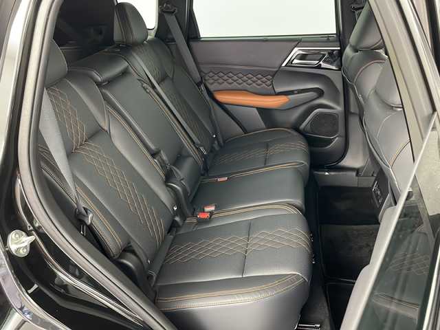 三菱 アウトランダー ＰＨＥＶ P 道央・札幌 2022(令4)年 0.9万km ブラックダイヤモンド 純正ナビ　/ステアリングヒーター　/ＥＴＣ　/前後ドラレコ　/禁煙車　/ブラインドスポットモニター　/レザーシート/電動リアゲート　/全方位カメラ　/パワーシート　/衝突軽減ブレーキ　/ＬＥＤヘッドライト　/レーダークルーズコントロール/ワンオーナー/リアサンシェード/全席シートヒーター