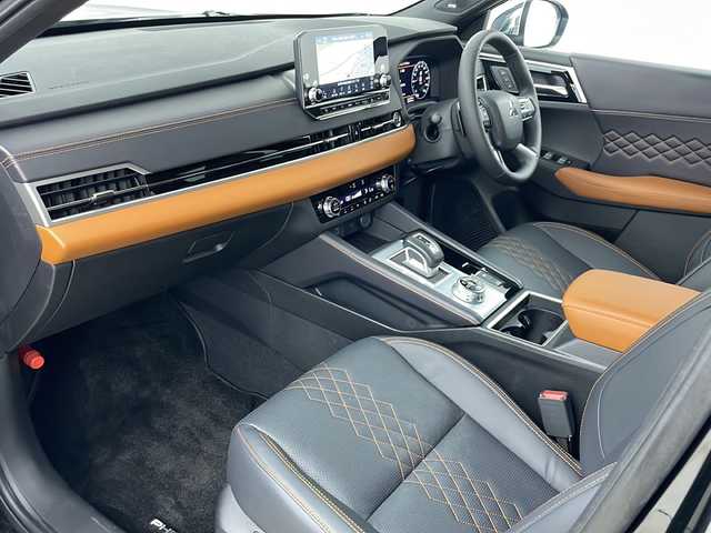 三菱 アウトランダー ＰＨＥＶ P 道央・札幌 2022(令4)年 0.9万km ブラックダイヤモンド 純正ナビ　/ステアリングヒーター　/ＥＴＣ　/前後ドラレコ　/禁煙車　/ブラインドスポットモニター　/レザーシート/電動リアゲート　/全方位カメラ　/パワーシート　/衝突軽減ブレーキ　/ＬＥＤヘッドライト　/レーダークルーズコントロール/ワンオーナー/リアサンシェード/全席シートヒーター