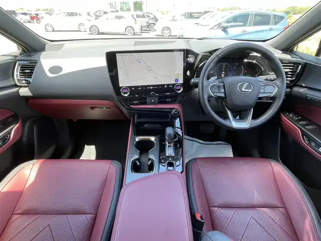 レクサス ＮＸ 350h バージョンL 佐賀県 2023(令5)年 3.9万km グラファイトブラックガラスフレーク ムーンルーフ/赤革シート/純正14インチディスプレイ/・フルセグTV/AM/FM/USB/Bluetooth/パノラミックビューモニター/前後ドライブレコーダー/ビルトインETC2.0/ヘッドアップディスプレイ/リバース連動ドアミラー/ハンズフリーパワーバックドア/電子パーキングブレーキ/AUTO HOLD機能/DN席パワーシート(D席メモリー機能付)/全席シートヒーター/DN席シートベンチレーション/パドルシフト/革巻きステアリング/ステアリングヒーター/ステアリングリモコン/純正20インチアルミホイール/純正三眼LEDヘッドライト/アダプティブフロントライティングシステム/オートマチックハイビーム/純正LEDフォグランプ/ミラーヒーター/新車保証書/取扱説明書/スペアキー１本/Lexus Safety System+/・レーダークルーズコントロール/・レーンディパーチャーアラート/・プリクラッシュセーフティ/・フロント/リヤクロストラフィックアラート/・ブラインドスポットモニター/・クリアランスソナー/・安心降車アシスト/・ロードサインアシスト/・空気圧モニター