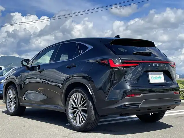 レクサス ＮＸ 350h バージョンL 佐賀県 2023(令5)年 3.9万km グラファイトブラックガラスフレーク ムーンルーフ/赤革シート/純正14インチディスプレイ/・フルセグTV/AM/FM/USB/Bluetooth/パノラミックビューモニター/前後ドライブレコーダー/ビルトインETC2.0/ヘッドアップディスプレイ/リバース連動ドアミラー/ハンズフリーパワーバックドア/電子パーキングブレーキ/AUTO HOLD機能/DN席パワーシート(D席メモリー機能付)/全席シートヒーター/DN席シートベンチレーション/パドルシフト/革巻きステアリング/ステアリングヒーター/ステアリングリモコン/純正20インチアルミホイール/純正三眼LEDヘッドライト/アダプティブフロントライティングシステム/オートマチックハイビーム/純正LEDフォグランプ/ミラーヒーター/新車保証書/取扱説明書/スペアキー１本/Lexus Safety System+/・レーダークルーズコントロール/・レーンディパーチャーアラート/・プリクラッシュセーフティ/・フロント/リヤクロストラフィックアラート/・ブラインドスポットモニター/・クリアランスソナー/・安心降車アシスト/・ロードサインアシスト/・空気圧モニター
