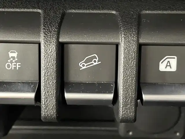 スズキ ジムニー XC 群馬県 2024(令6)年 0.1万km ピュアホワイトP ５速ＭＴ　パートタイム４ＷＤ　デュアルカメラブレーキサポート　前席シートヒーター　横滑り防止　ＬＥＤヘッドランプ　オートライト　フォグランプ　Ｒソナー　スマートキー　プッシュスタート　ターボ　禁煙車