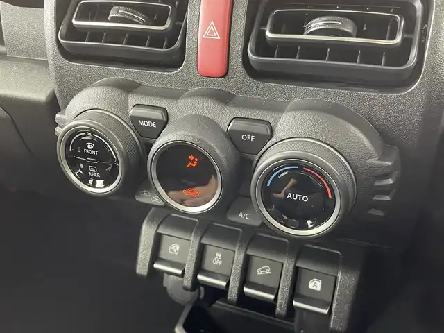 スズキ ジムニー XC 群馬県 2024(令6)年 0.1万km ピュアホワイトP ５速ＭＴ　パートタイム４ＷＤ　デュアルカメラブレーキサポート　前席シートヒーター　横滑り防止　ＬＥＤヘッドランプ　オートライト　フォグランプ　Ｒソナー　スマートキー　プッシュスタート　ターボ　禁煙車