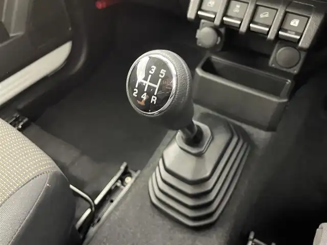スズキ ジムニー XC 群馬県 2024(令6)年 0.1万km ピュアホワイトP ５速ＭＴ　パートタイム４ＷＤ　デュアルカメラブレーキサポート　前席シートヒーター　横滑り防止　ＬＥＤヘッドランプ　オートライト　フォグランプ　Ｒソナー　スマートキー　プッシュスタート　ターボ　禁煙車
