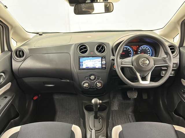 日産 ノート X FOUR 道央・札幌 2018(平30)年 11.7万km ブリリアントホワイトパール 4WD//社外ナビ/DVD/CD/SD/BT//バックカメラ//ドライブレコーダー//エマージェンシーブレーキ//車線逸脱警報//横滑り防止//ETC//プッシュスタート//インテリジェントキー//電格ミラー//冬タイヤ14インチホイル積込