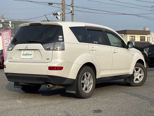 三菱 アウトランダー G Limited Edition 愛知県 2006(平18)年 9.3万km シルキーホワイト /禁煙車//MMCS 三菱メーカーナビ//CD/DVD/AM/FM/Music Server//サブウーファー(Rockford Fosgate)//ETC //バックカメラ//2WD/4WD切替可//レザーシート//本革巻きステアリング//ステアリングスイッチ//ステアリングチルト機構//スペアスマートキー//スペアタイヤ//パワーシート//パドルシフト//シートヒーター//シートベンチレーション//AC100V 100W//ASC(横滑り防止装置)//シガーライター//オートHIDヘッドライト//フォグランプ//純正ドアバイザー//純正フロアマット//取扱説明書//保証書