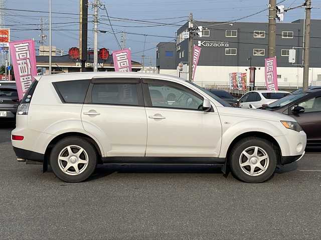 三菱 アウトランダー G Limited Edition 愛知県 2006(平18)年 9.3万km シルキーホワイト /禁煙車//MMCS 三菱メーカーナビ//CD/DVD/AM/FM/Music Server//サブウーファー(Rockford Fosgate)//ETC //バックカメラ//2WD/4WD切替可//レザーシート//本革巻きステアリング//ステアリングスイッチ//ステアリングチルト機構//スペアスマートキー//スペアタイヤ//パワーシート//パドルシフト//シートヒーター//シートベンチレーション//AC100V 100W//ASC(横滑り防止装置)//シガーライター//オートHIDヘッドライト//フォグランプ//純正ドアバイザー//純正フロアマット//取扱説明書//保証書