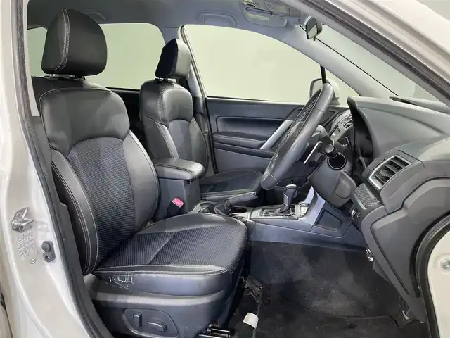 スバル フォレスター 2．0XT アイサイト 愛知県 2015(平27)年 8万km クリスタルホワイトP カロッツェリアナビ/衝突軽減ブレーキ/レーダークルーズコントロール/車線逸脱警報/シートヒーター/パドルシフト/バックカメラ/アクセサリーソケット/ハーフレザー　/パワーシート/ビルトインＥＴＣ/ISOFIX/純正フロアマット/純正18インチアルミホイール