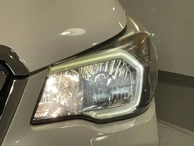 スバル フォレスター 2．0XT アイサイト 愛知県 2015(平27)年 8万km クリスタルホワイトP カロッツェリアナビ/衝突軽減ブレーキ/レーダークルーズコントロール/車線逸脱警報/シートヒーター/パドルシフト/バックカメラ/アクセサリーソケット/ハーフレザー　/パワーシート/ビルトインＥＴＣ/ISOFIX/純正フロアマット/純正18インチアルミホイール