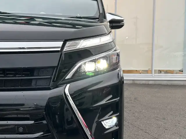 トヨタ ヴォクシー ZS 煌Ⅱ 神奈川県 2020(令2)年 3.1万km ブラック 純正ナビ/フルセグ/Bluetooth/CD/DVD/両側パワースライドドア /バックカメラ　/クルーズコントロール　/コーナーセンサー　/レーンアシスト　　/ビルドインETC　/ドライブレコーダー　/LEDヘッドライト　/フォグライト　/オートライト　/スマートキー/プッシュスタート/スペアキー/純正アルミホイール/社外フロアマット/ABS/横滑り防止装置/衝突被害軽減システム/盗難防止装置/取扱説明書/保証書