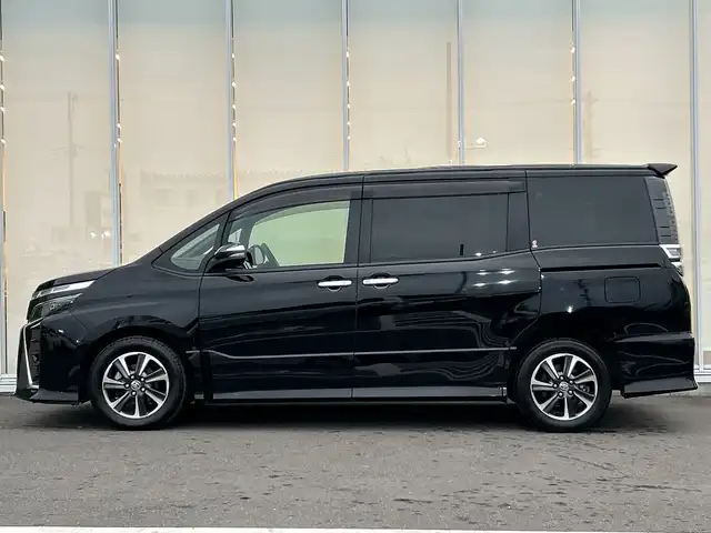 トヨタ ヴォクシー ZS 煌Ⅱ 神奈川県 2020(令2)年 3.1万km ブラック 純正ナビ/フルセグ/Bluetooth/CD/DVD/両側パワースライドドア /バックカメラ　/クルーズコントロール　/コーナーセンサー　/レーンアシスト　　/ビルドインETC　/ドライブレコーダー　/LEDヘッドライト　/フォグライト　/オートライト　/スマートキー/プッシュスタート/スペアキー/純正アルミホイール/社外フロアマット/ABS/横滑り防止装置/衝突被害軽減システム/盗難防止装置/取扱説明書/保証書