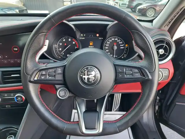 アルファロメオ ジュリア ヴェローチェ 滋賀県 2021(令3)年 3.2万km 黒 ワンオーナー/ACC/BSM/LKA/赤革/・前席パワーシート/・前席シートヒーター/純正ナビ(BT/USB/AUX/DTV/CarPlay)/harman/kardonサウンド/バックカメラ/ETC/コーナーセンサー/ワイヤレスチャージ/レッドキャリパー/パドルシフト/純正１９インチAW