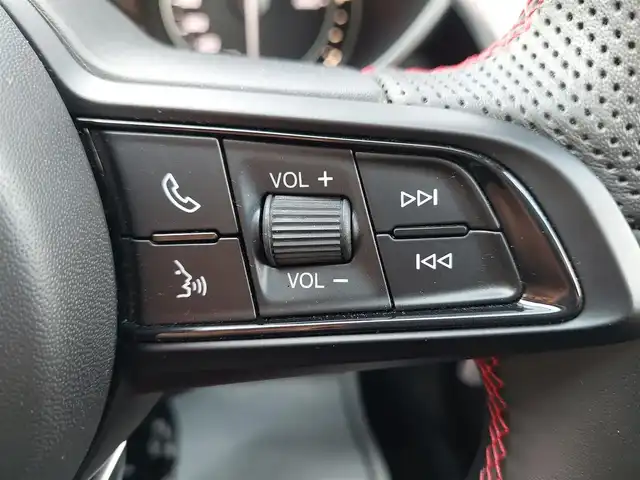 アルファロメオ ジュリア ヴェローチェ 滋賀県 2021(令3)年 3.2万km 黒 ワンオーナー/ACC/BSM/LKA/赤革/・前席パワーシート/・前席シートヒーター/純正ナビ(BT/USB/AUX/DTV/CarPlay)/harman/kardonサウンド/バックカメラ/ETC/コーナーセンサー/ワイヤレスチャージ/レッドキャリパー/パドルシフト/純正１９インチAW