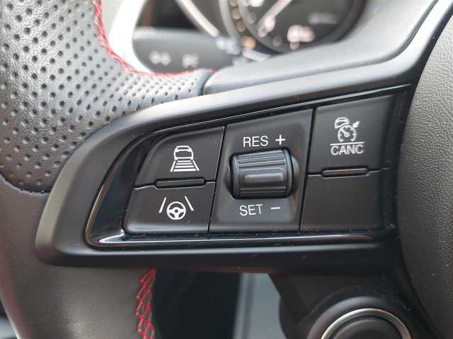 アルファロメオ ジュリア ヴェローチェ 滋賀県 2021(令3)年 3.2万km 黒 ワンオーナー/ACC/BSM/LKA/赤革/・前席パワーシート/・前席シートヒーター/純正ナビ(BT/USB/AUX/DTV/CarPlay)/harman/kardonサウンド/バックカメラ/ETC/コーナーセンサー/ワイヤレスチャージ/レッドキャリパー/パドルシフト/純正１９インチAW