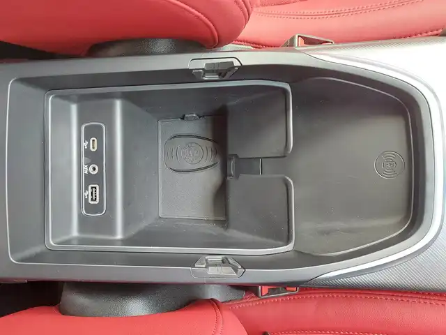 アルファロメオ ジュリア ヴェローチェ 滋賀県 2021(令3)年 3.2万km 黒 ワンオーナー/ACC/BSM/LKA/赤革/・前席パワーシート/・前席シートヒーター/純正ナビ(BT/USB/AUX/DTV/CarPlay)/harman/kardonサウンド/バックカメラ/ETC/コーナーセンサー/ワイヤレスチャージ/レッドキャリパー/パドルシフト/純正１９インチAW