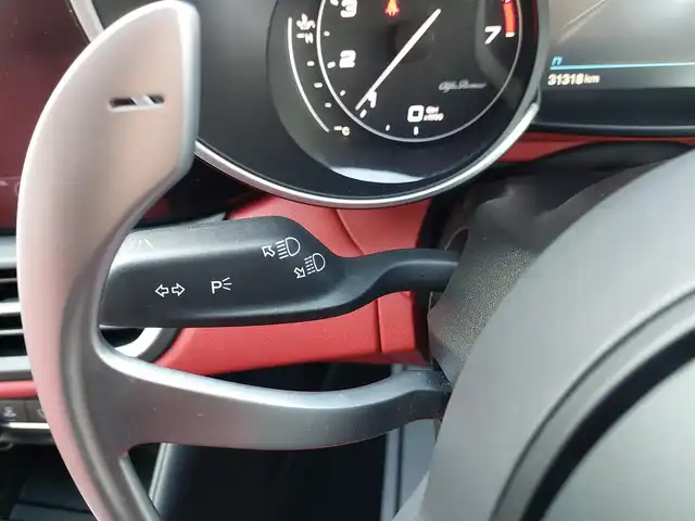 アルファロメオ ジュリア ヴェローチェ 滋賀県 2021(令3)年 3.2万km 黒 ワンオーナー/ACC/BSM/LKA/赤革/・前席パワーシート/・前席シートヒーター/純正ナビ(BT/USB/AUX/DTV/CarPlay)/harman/kardonサウンド/バックカメラ/ETC/コーナーセンサー/ワイヤレスチャージ/レッドキャリパー/パドルシフト/純正１９インチAW