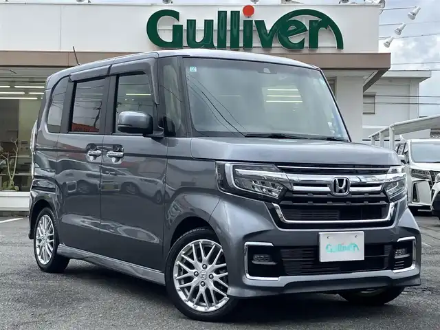 ホンダ Ｎ ＢＯＸ カスタム L ターボ 三重県 2021(令3)年 2.4万km シャイニンググレーM ワンオーナー/登録時走行距離23401km/ターボ/♪ホンダセンシング/　・CMBC(衝突軽減ブレーキ）・誤発進抑制機能/　・後方誤発進抑制機能・歩行者事故低ステアリング/　・路外逸脱抑制機能・先行車発進お知らせ機能/　・標識認識機能・オートハイビーム/♪社外ストラーダナビ/　・フルセグ・Bluetoothオーディオ/　・DVD・SD録音/♪バックカメラ/♪両側パワースライドドア/♪LEDヘッドライト/♪LEDフォグライト/♪ACC（アダプティブクルーズコントロール）/♪ハーフレザーシート/♪D/N席シートヒーター/♪アイドリングストップ/♪パドルシフト/♪スマートキー×2/♪プッシュスタート/♪ステアリングスイッチ/♪革巻きステアリング/♪オートリトラクタブルミラー/♪ウィンカーミラー/♪ビルトインETC/♪ドライブレコーダー前後/♪シートバックテーブル(D/N席)/♪フロアマット/♪プライバシーガラス/♪ドアバイザー