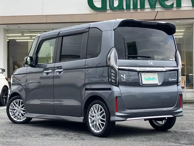 ホンダ Ｎ ＢＯＸ カスタム L ターボ 三重県 2021(令3)年 2.4万km シャイニンググレーM ワンオーナー/登録時走行距離23401km/ターボ/♪ホンダセンシング/　・CMBC(衝突軽減ブレーキ）・誤発進抑制機能/　・後方誤発進抑制機能・歩行者事故低ステアリング/　・路外逸脱抑制機能・先行車発進お知らせ機能/　・標識認識機能・オートハイビーム/♪社外ストラーダナビ/　・フルセグ・Bluetoothオーディオ/　・DVD・SD録音/♪バックカメラ/♪両側パワースライドドア/♪LEDヘッドライト/♪LEDフォグライト/♪ACC（アダプティブクルーズコントロール）/♪ハーフレザーシート/♪D/N席シートヒーター/♪アイドリングストップ/♪パドルシフト/♪スマートキー×2/♪プッシュスタート/♪ステアリングスイッチ/♪革巻きステアリング/♪オートリトラクタブルミラー/♪ウィンカーミラー/♪ビルトインETC/♪ドライブレコーダー前後/♪シートバックテーブル(D/N席)/♪フロアマット/♪プライバシーガラス/♪ドアバイザー