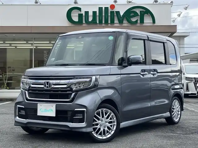 ホンダ Ｎ ＢＯＸ カスタム L ターボ 三重県 2021(令3)年 2.4万km シャイニンググレーM ワンオーナー/登録時走行距離23401km/ターボ/♪ホンダセンシング/　・CMBC(衝突軽減ブレーキ）・誤発進抑制機能/　・後方誤発進抑制機能・歩行者事故低ステアリング/　・路外逸脱抑制機能・先行車発進お知らせ機能/　・標識認識機能・オートハイビーム/♪社外ストラーダナビ/　・フルセグ・Bluetoothオーディオ/　・DVD・SD録音/♪バックカメラ/♪両側パワースライドドア/♪LEDヘッドライト/♪LEDフォグライト/♪ACC（アダプティブクルーズコントロール）/♪ハーフレザーシート/♪D/N席シートヒーター/♪アイドリングストップ/♪パドルシフト/♪スマートキー×2/♪プッシュスタート/♪ステアリングスイッチ/♪革巻きステアリング/♪オートリトラクタブルミラー/♪ウィンカーミラー/♪ビルトインETC/♪ドライブレコーダー前後/♪シートバックテーブル(D/N席)/♪フロアマット/♪プライバシーガラス/♪ドアバイザー