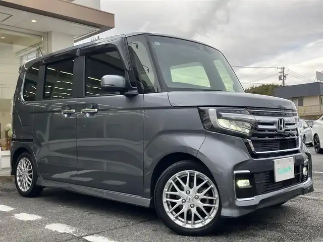 ホンダ Ｎ ＢＯＸ カスタム L ターボ 三重県 2021(令3)年 2.4万km シャイニンググレーM ワンオーナー/登録時走行距離23401km/ターボ/♪ホンダセンシング/　・CMBC(衝突軽減ブレーキ）・誤発進抑制機能/　・後方誤発進抑制機能・歩行者事故低ステアリング/　・路外逸脱抑制機能・先行車発進お知らせ機能/　・標識認識機能・オートハイビーム/♪社外ストラーダナビ/　・フルセグ・Bluetoothオーディオ/　・DVD・SD録音/♪バックカメラ/♪両側パワースライドドア/♪LEDヘッドライト/♪LEDフォグライト/♪ACC（アダプティブクルーズコントロール）/♪ハーフレザーシート/♪D/N席シートヒーター/♪アイドリングストップ/♪パドルシフト/♪スマートキー×2/♪プッシュスタート/♪ステアリングスイッチ/♪革巻きステアリング/♪オートリトラクタブルミラー/♪ウィンカーミラー/♪ビルトインETC/♪ドライブレコーダー前後/♪シートバックテーブル(D/N席)/♪フロアマット/♪プライバシーガラス/♪ドアバイザー