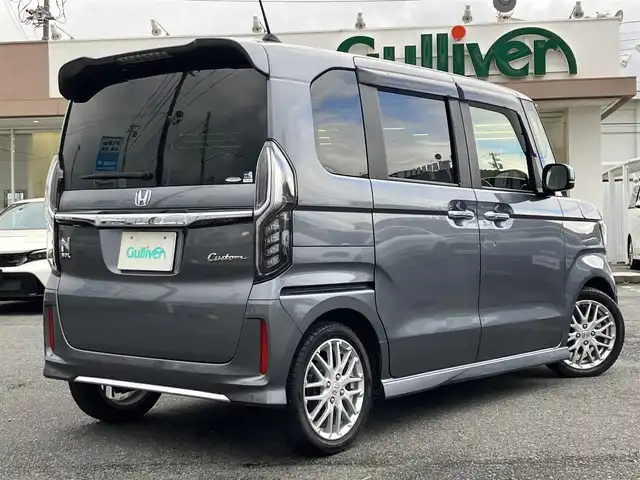 ホンダ Ｎ ＢＯＸ カスタム L ターボ 三重県 2021(令3)年 2.4万km シャイニンググレーM ワンオーナー/登録時走行距離23401km/ターボ/♪ホンダセンシング/　・CMBC(衝突軽減ブレーキ）・誤発進抑制機能/　・後方誤発進抑制機能・歩行者事故低ステアリング/　・路外逸脱抑制機能・先行車発進お知らせ機能/　・標識認識機能・オートハイビーム/♪社外ストラーダナビ/　・フルセグ・Bluetoothオーディオ/　・DVD・SD録音/♪バックカメラ/♪両側パワースライドドア/♪LEDヘッドライト/♪LEDフォグライト/♪ACC（アダプティブクルーズコントロール）/♪ハーフレザーシート/♪D/N席シートヒーター/♪アイドリングストップ/♪パドルシフト/♪スマートキー×2/♪プッシュスタート/♪ステアリングスイッチ/♪革巻きステアリング/♪オートリトラクタブルミラー/♪ウィンカーミラー/♪ビルトインETC/♪ドライブレコーダー前後/♪シートバックテーブル(D/N席)/♪フロアマット/♪プライバシーガラス/♪ドアバイザー