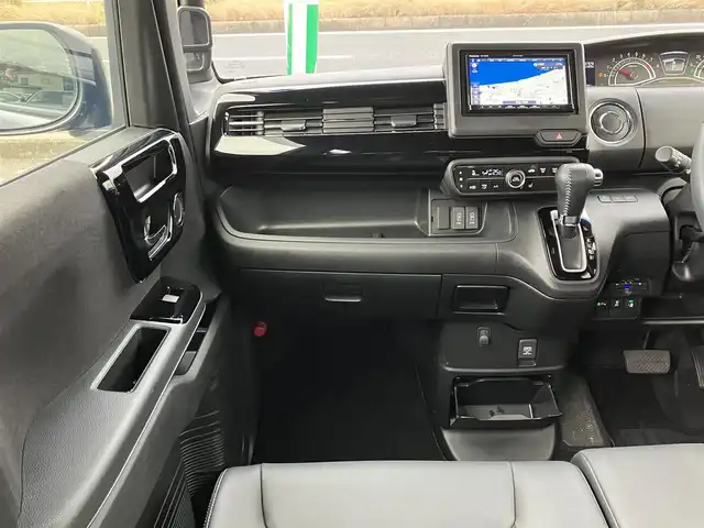 ホンダ Ｎ ＢＯＸ カスタム L ターボ 三重県 2021(令3)年 2.4万km シャイニンググレーM ワンオーナー/登録時走行距離23401km/ターボ/♪ホンダセンシング/　・CMBC(衝突軽減ブレーキ）・誤発進抑制機能/　・後方誤発進抑制機能・歩行者事故低ステアリング/　・路外逸脱抑制機能・先行車発進お知らせ機能/　・標識認識機能・オートハイビーム/♪社外ストラーダナビ/　・フルセグ・Bluetoothオーディオ/　・DVD・SD録音/♪バックカメラ/♪両側パワースライドドア/♪LEDヘッドライト/♪LEDフォグライト/♪ACC（アダプティブクルーズコントロール）/♪ハーフレザーシート/♪D/N席シートヒーター/♪アイドリングストップ/♪パドルシフト/♪スマートキー×2/♪プッシュスタート/♪ステアリングスイッチ/♪革巻きステアリング/♪オートリトラクタブルミラー/♪ウィンカーミラー/♪ビルトインETC/♪ドライブレコーダー前後/♪シートバックテーブル(D/N席)/♪フロアマット/♪プライバシーガラス/♪ドアバイザー