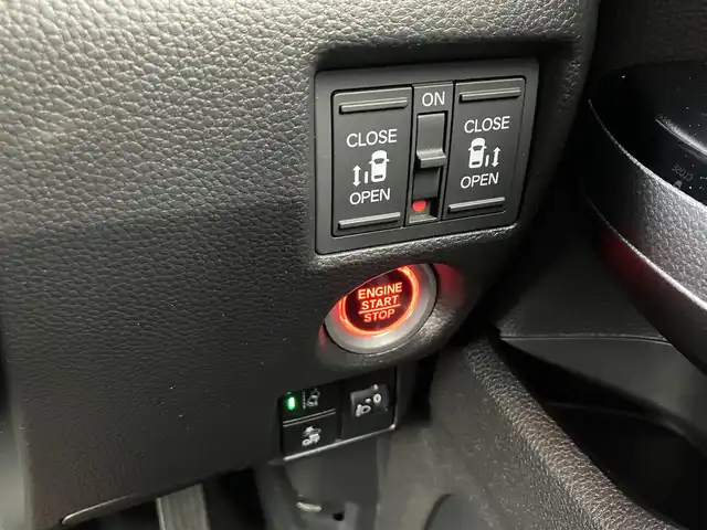 ホンダ Ｎ ＢＯＸ カスタム L ターボ 三重県 2021(令3)年 2.4万km シャイニンググレーM ワンオーナー/登録時走行距離23401km/ターボ/♪ホンダセンシング/　・CMBC(衝突軽減ブレーキ）・誤発進抑制機能/　・後方誤発進抑制機能・歩行者事故低ステアリング/　・路外逸脱抑制機能・先行車発進お知らせ機能/　・標識認識機能・オートハイビーム/♪社外ストラーダナビ/　・フルセグ・Bluetoothオーディオ/　・DVD・SD録音/♪バックカメラ/♪両側パワースライドドア/♪LEDヘッドライト/♪LEDフォグライト/♪ACC（アダプティブクルーズコントロール）/♪ハーフレザーシート/♪D/N席シートヒーター/♪アイドリングストップ/♪パドルシフト/♪スマートキー×2/♪プッシュスタート/♪ステアリングスイッチ/♪革巻きステアリング/♪オートリトラクタブルミラー/♪ウィンカーミラー/♪ビルトインETC/♪ドライブレコーダー前後/♪シートバックテーブル(D/N席)/♪フロアマット/♪プライバシーガラス/♪ドアバイザー