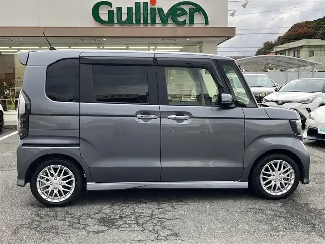 ホンダ Ｎ ＢＯＸ カスタム L ターボ 三重県 2021(令3)年 2.4万km シャイニンググレーM ワンオーナー/登録時走行距離23401km/ターボ/♪ホンダセンシング/　・CMBC(衝突軽減ブレーキ）・誤発進抑制機能/　・後方誤発進抑制機能・歩行者事故低ステアリング/　・路外逸脱抑制機能・先行車発進お知らせ機能/　・標識認識機能・オートハイビーム/♪社外ストラーダナビ/　・フルセグ・Bluetoothオーディオ/　・DVD・SD録音/♪バックカメラ/♪両側パワースライドドア/♪LEDヘッドライト/♪LEDフォグライト/♪ACC（アダプティブクルーズコントロール）/♪ハーフレザーシート/♪D/N席シートヒーター/♪アイドリングストップ/♪パドルシフト/♪スマートキー×2/♪プッシュスタート/♪ステアリングスイッチ/♪革巻きステアリング/♪オートリトラクタブルミラー/♪ウィンカーミラー/♪ビルトインETC/♪ドライブレコーダー前後/♪シートバックテーブル(D/N席)/♪フロアマット/♪プライバシーガラス/♪ドアバイザー