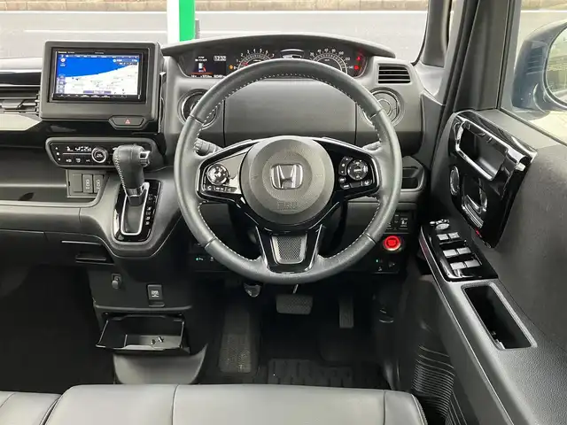 ホンダ Ｎ ＢＯＸ カスタム L ターボ 三重県 2021(令3)年 2.4万km シャイニンググレーM ワンオーナー/登録時走行距離23401km/ターボ/♪ホンダセンシング/　・CMBC(衝突軽減ブレーキ）・誤発進抑制機能/　・後方誤発進抑制機能・歩行者事故低ステアリング/　・路外逸脱抑制機能・先行車発進お知らせ機能/　・標識認識機能・オートハイビーム/♪社外ストラーダナビ/　・フルセグ・Bluetoothオーディオ/　・DVD・SD録音/♪バックカメラ/♪両側パワースライドドア/♪LEDヘッドライト/♪LEDフォグライト/♪ACC（アダプティブクルーズコントロール）/♪ハーフレザーシート/♪D/N席シートヒーター/♪アイドリングストップ/♪パドルシフト/♪スマートキー×2/♪プッシュスタート/♪ステアリングスイッチ/♪革巻きステアリング/♪オートリトラクタブルミラー/♪ウィンカーミラー/♪ビルトインETC/♪ドライブレコーダー前後/♪シートバックテーブル(D/N席)/♪フロアマット/♪プライバシーガラス/♪ドアバイザー