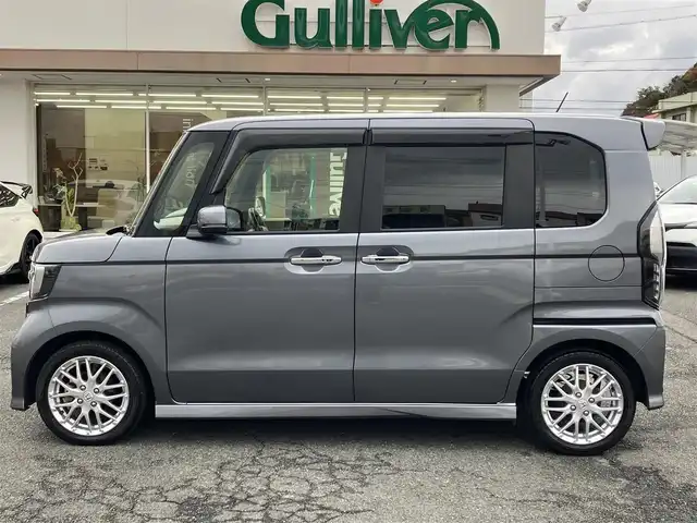 ホンダ Ｎ ＢＯＸ カスタム L ターボ 三重県 2021(令3)年 2.4万km シャイニンググレーM ワンオーナー/登録時走行距離23401km/ターボ/♪ホンダセンシング/　・CMBC(衝突軽減ブレーキ）・誤発進抑制機能/　・後方誤発進抑制機能・歩行者事故低ステアリング/　・路外逸脱抑制機能・先行車発進お知らせ機能/　・標識認識機能・オートハイビーム/♪社外ストラーダナビ/　・フルセグ・Bluetoothオーディオ/　・DVD・SD録音/♪バックカメラ/♪両側パワースライドドア/♪LEDヘッドライト/♪LEDフォグライト/♪ACC（アダプティブクルーズコントロール）/♪ハーフレザーシート/♪D/N席シートヒーター/♪アイドリングストップ/♪パドルシフト/♪スマートキー×2/♪プッシュスタート/♪ステアリングスイッチ/♪革巻きステアリング/♪オートリトラクタブルミラー/♪ウィンカーミラー/♪ビルトインETC/♪ドライブレコーダー前後/♪シートバックテーブル(D/N席)/♪フロアマット/♪プライバシーガラス/♪ドアバイザー