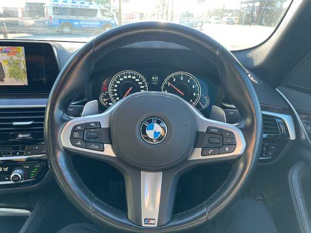 ＢＭＷ ５２３ｉ Mスポーツ 神奈川県 2018(平30)年 4.3万km アルピンホワイトⅢ 衝突軽減システム/レーンキープアシスト/アダプティブクルーズコントロール/前後コーナーセンサー/ブラインドスポットアシスト/パドルシフト/全方位カメラ/純正ナビ/（DVD/CD/FM/AM/BT/フルセグTV）/電動リアゲート/純正１９インチＡＷ/カーテンエアバッグ/サイドエアバッグ/LEDヘッドライト/フォグランプ/オートライト/レザーシート/パワーシート/エアシート