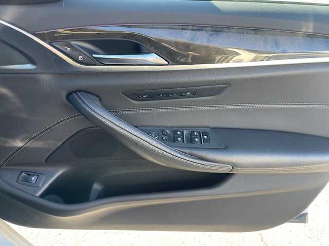 ＢＭＷ ５２３ｉ Mスポーツ 神奈川県 2018(平30)年 4.3万km アルピンホワイトⅢ 衝突軽減システム/レーンキープアシスト/アダプティブクルーズコントロール/前後コーナーセンサー/ブラインドスポットアシスト/パドルシフト/全方位カメラ/純正ナビ/（DVD/CD/FM/AM/BT/フルセグTV）/電動リアゲート/純正１９インチＡＷ/カーテンエアバッグ/サイドエアバッグ/LEDヘッドライト/フォグランプ/オートライト/レザーシート/パワーシート/エアシート