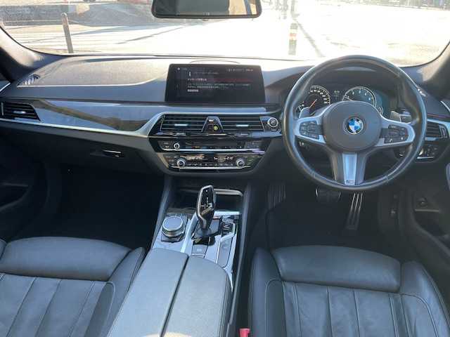 ＢＭＷ ５２３ｉ Mスポーツ 神奈川県 2018(平30)年 4.3万km アルピンホワイトⅢ 衝突軽減システム/レーンキープアシスト/アダプティブクルーズコントロール/前後コーナーセンサー/ブラインドスポットアシスト/パドルシフト/全方位カメラ/純正ナビ/（DVD/CD/FM/AM/BT/フルセグTV）/電動リアゲート/純正１９インチＡＷ/カーテンエアバッグ/サイドエアバッグ/LEDヘッドライト/フォグランプ/オートライト/レザーシート/パワーシート/エアシート