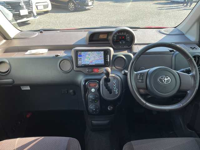 トヨタ スペイド G 埼玉県 2013(平25)年 10.9万km スーパーレッドⅤ ・4WD/・社外ナビ（TV/BT/USB）/・フルセグテレビ/・バックカメラ/・運転席シートヒーター/・ETC/・ステアリングスイッチ/・横滑り防止装置/・オートライト/・HIDヘッドライト/・ハロゲンフォグライト/・ドアバイザー/・純正フロアマット/・プッシュスタート/・スマートキー/・スペアキー×１/・取扱説明書