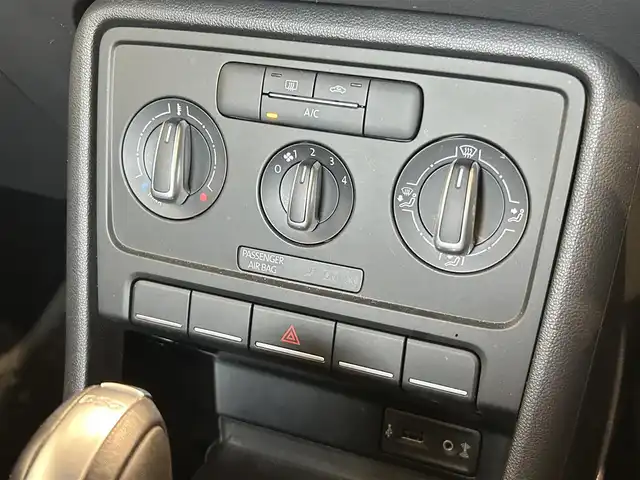 フォルクスワーゲン ザ・ビートル デザイン 福岡県 2015(平27)年 3.8万km 茶 ＭＴモード付ＡＴ　/オートライト　/Ｂｌｕｅｔｏｏｔｈ　/ＣＤ　/前後ドラレコ　/純正１６インチＡＷ　/ＥＴＣ
