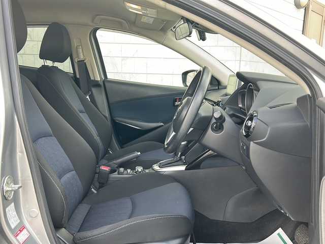 マツダ デミオ 13S 神奈川県 2016(平28)年 4.6万km アルミニウムメタリック 純正ナビ（FM/AM/BT/フルセグTV/USB）/バックカメラ/スマートキー/プッシュスタート/アイドリングストップ/D/N席シートヒーター/ETC/ドライブレコーダー/横滑り防止装置/純正フロアマット/純正ドアバイザー/オートライト/ステアリングスイッチ/電動格納ミウィンカーミラー/純正AW付サマータイヤ積込/ISOFIX/スペアキー×1/保証書/取扱説明書